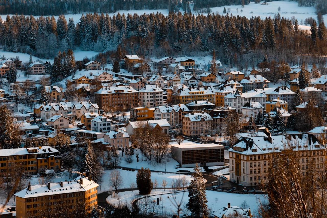 Appartement Douces Heures Avec Parking Couvert Prive Ле-Локль Экстерьер фото